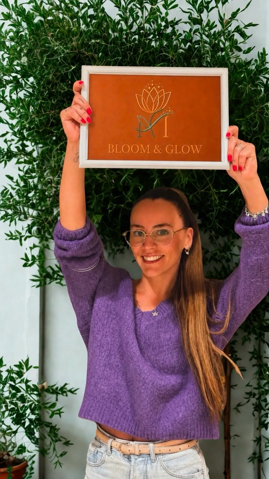 Melissa Peters houdt het Bloom & Glow-bord omhoog voor de plantenwand